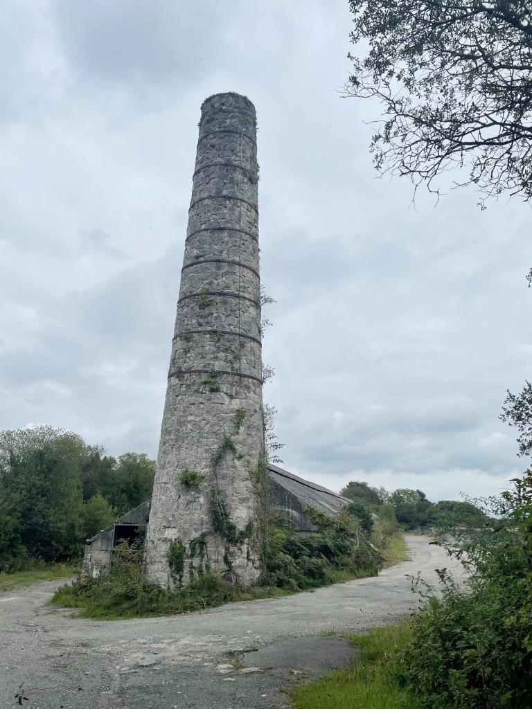 Lot: 4 - FREEHOLD SITE WITH STORE BUILDING AND CHIMNEY STACK - Chimney Stack